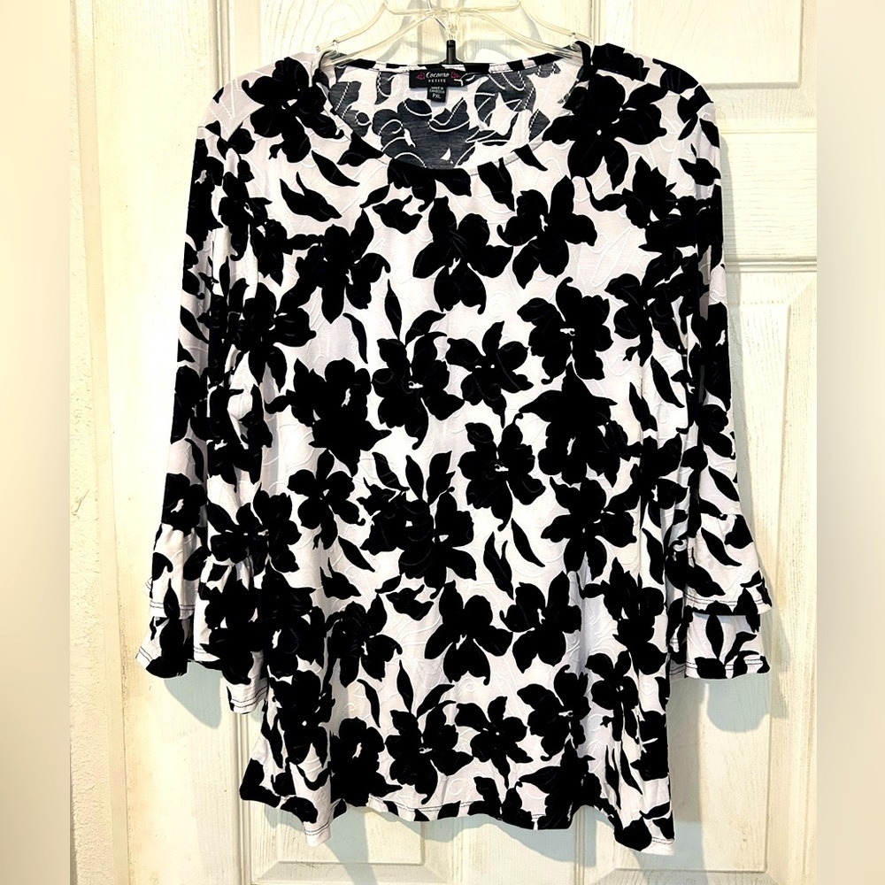NWOT Cocomo Petite Black and White with Embroidered texture
